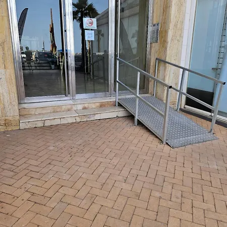 Fuengirola, Boliches - Right On The Beach. פואנגירולה